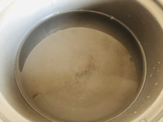 2、红枣黑米粥,砂锅中加入1000ml的纯净水煮开。