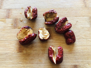 3、红枣黑米粥,红枣洗净去掉里面的枣核。