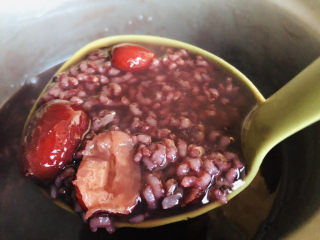 9、红枣黑米粥,煮至这种状态就可以了。