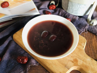 10、红枣黑米粥,喜欢甜粥的可以在粥里加点冰糖或白糖增加风味。