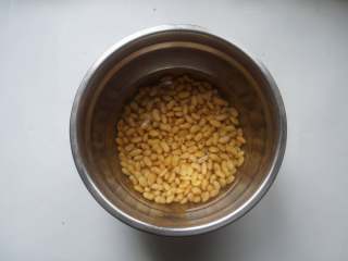 1、香辣猪皮黄豆,黄豆提前3小时泡水
