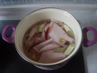 2、香辣猪皮黄豆,猪皮冷水下锅，放入葱段姜片，花椒，八角，干辣椒，料酒，中火煮开