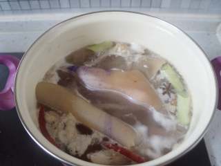 3、香辣猪皮黄豆,煮到出现浮沫，大概8成熟时关火。