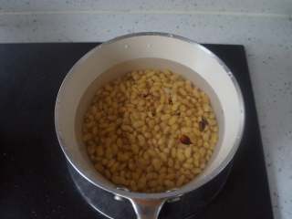 4、香辣猪皮黄豆,黄豆泡好后冷水下锅，加几粒花椒，1颗八角，2勺食盐煮到8成熟