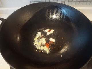 6、香辣猪皮黄豆,热锅热油爆香葱姜蒜