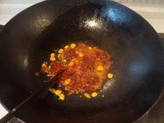 7、香辣猪皮黄豆,转小火放入豆瓣酱炒出红油