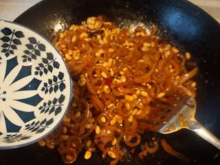 9、香辣猪皮黄豆,加入半碗水，适量食盐，中小火炖5分钟，等到汁收干，放入青椒丝炒匀就可以关火了。