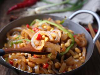 11、香辣猪皮黄豆,美容养颜佳品