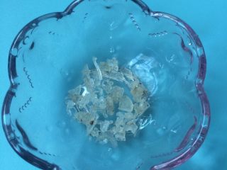 1、养颜木瓜炖雪燕,提前浸泡七八个钟。