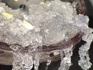 3、养颜木瓜炖雪燕,洗干净用筛网捞出来。