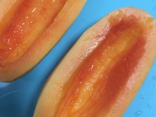 4、养颜木瓜炖雪燕,选木瓜得选有点成熟但不熟透那种,口感有点糯糯的,又不软烂。削皮,木瓜再对半切开,挖掉里面的黑籽,再用刀处理干净。