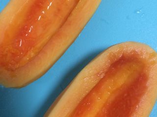 5、养颜木瓜炖雪燕,想隔水蒸的话,木瓜中加入雪燕放盘中,再放锅里蒸,凉水下去蒸30分钟。