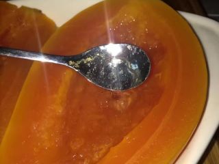 6、养颜木瓜炖雪燕,加一勺冰糖再蒸5分钟,就可以享用了。