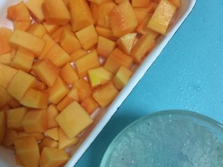 8、养颜木瓜炖雪燕,如果想炖煮的话,木瓜切成丁。