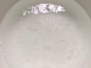 9、养颜木瓜炖雪燕,雪燕倒入搪瓷锅里,加入水,慢火煮开。