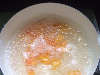 10、养颜木瓜炖雪燕,再加入木瓜丁、冰糖。