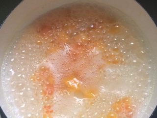 11、养颜木瓜炖雪燕,再煮15分钟就可以了。