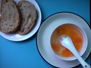 12、养颜木瓜炖雪燕,早餐来一碗,加两片面包。