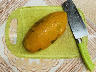 1、木瓜奶冻,熟木瓜洗净备用。