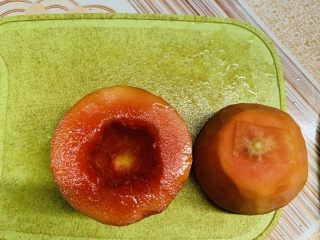 3、木瓜奶冻,挖籽洗净。