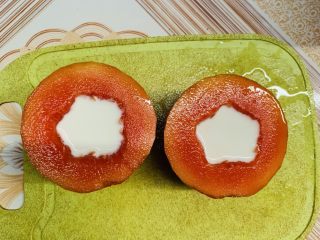 4、木瓜奶冻,先把牛奶倒入木瓜中。