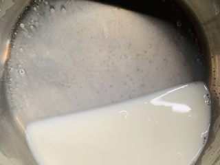 6、木瓜奶冻,再倒回锅里。