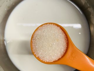 7、木瓜奶冻,加入白糖。