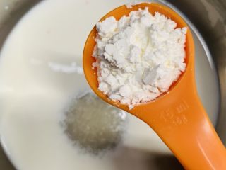 8、木瓜奶冻,加入玉米淀粉。