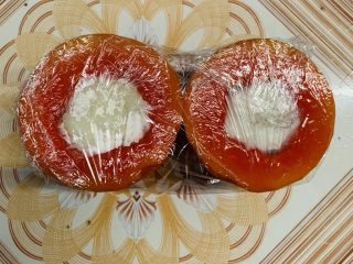 15、木瓜奶冻,保鲜膜包裹放入冰箱冷藏至冰冻就可以吃啦。马上吃也没人说你哈，不过这玩意真心冷冰冰的才好吃。