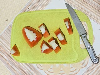 16、木瓜奶冻,跟切西瓜一样的切开。