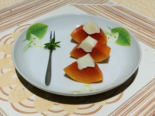 17、木瓜奶冻,装盘给客人送过去。