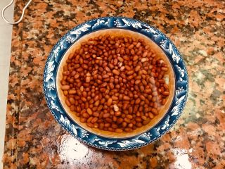 1、红豆牛奶西瓜冰,红豆泡8小时以上。