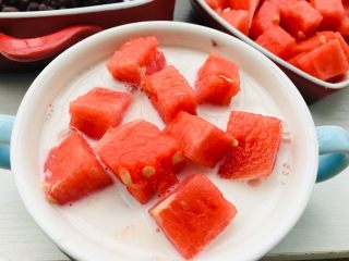 11、红豆牛奶西瓜冰,铺上西瓜。