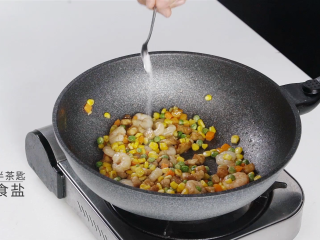 15、吃出健康的秘诀，虾仁杂蔬丁让你爱上餐桌,加入猪肉丁、虾仁并加入半茶匙食盐