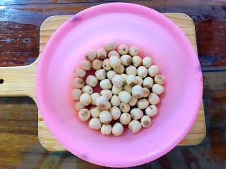 1、养生养颜之仙女羹（红豆莲子茉莉玫瑰花羹）,处理好的鲜莲子用水清洗干净，沥干水分，备用！