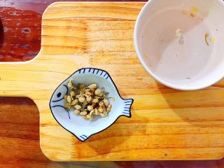 3、养生养颜之仙女羹（红豆莲子茉莉玫瑰花羹）,同样，茉莉花也用凉开水稍微洗一下，沥干水分，备用！