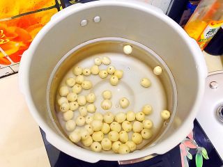 4、养生养颜之仙女羹（红豆莲子茉莉玫瑰花羹）,放入鲜莲子！