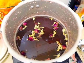 10、养生养颜之仙女羹（红豆莲子茉莉玫瑰花羹）,搅拌一下，再中火煮五分钟！