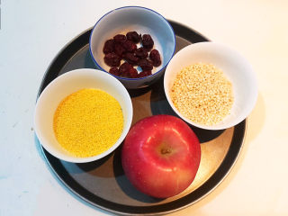 1、苹果小米粥,准备食材：苹果，小米，高粱米，无核金丝小枣