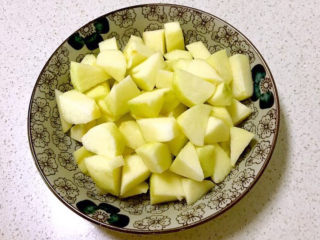 2、苹果小米粥,苹果削皮后切成小块