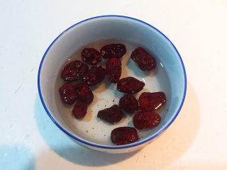 3、苹果小米粥,金丝小枣用温水清洗干净