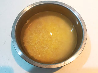 6、苹果小米粥,把米用冷水淘洗干净