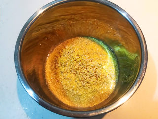 7、苹果小米粥,把米倒入锅里