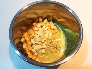 8、苹果小米粥,加入苹果