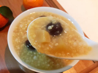 16、苹果小米粥,苹果小米粥甜甜糯糯，营养丰富，老少皆宜，非常适合早餐或宵夜~