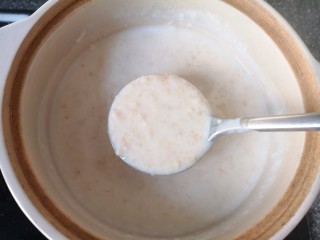 6、奶香南瓜粥,用勺子搅拌均匀,开最小火煮开。