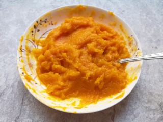 7、奶香南瓜粥,南瓜蒸熟以后取出,用勺子压成南瓜泥。