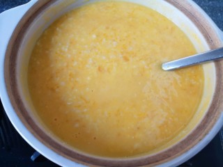 8、奶香南瓜粥,加入到牛奶麦片粥里面,搅拌均匀。