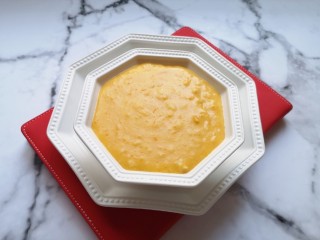 10、奶香南瓜粥,奶香浓郁的南瓜粥做好了,盛在漂亮的小碗里。