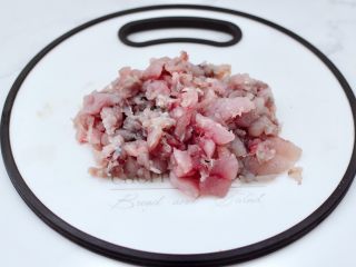 3、烟台正宗鲅鱼饺子,把所有的鲅鱼肉都片下来以后。